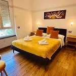 Lombardo's Family - Free Private Parking 700m From The Station! Apartment