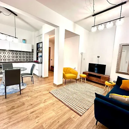 Lombardo's Family - Free Private Parking 700m From The Station! דירה *