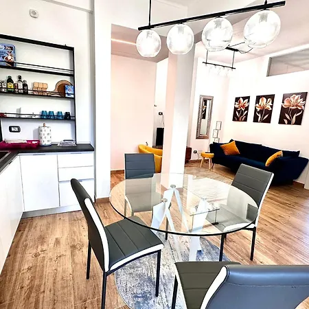 Апартаменты Lombardo's Family - Free Private Parking 700m From The Station!