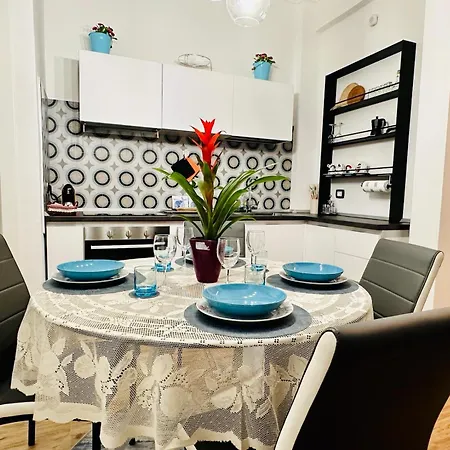Апартаменты Lombardo's Family - Free Private Parking 700m From The Station!