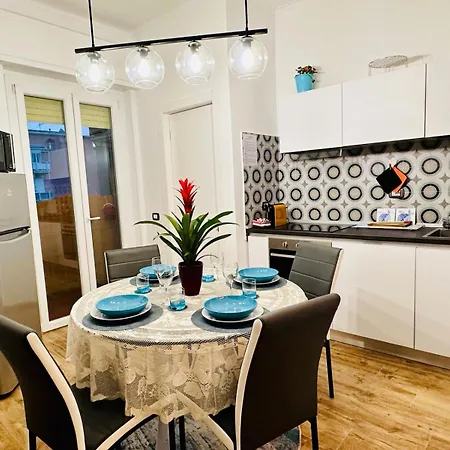Lombardo's Family - Free Private Parking 700m From The Station! Апартаменты *