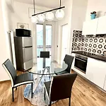 Lombardo's Family - Free Private Parking 700m From The Station!