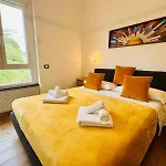 Lägenhet Lombardo's Family - Free Private Parking 700m From The Station! *